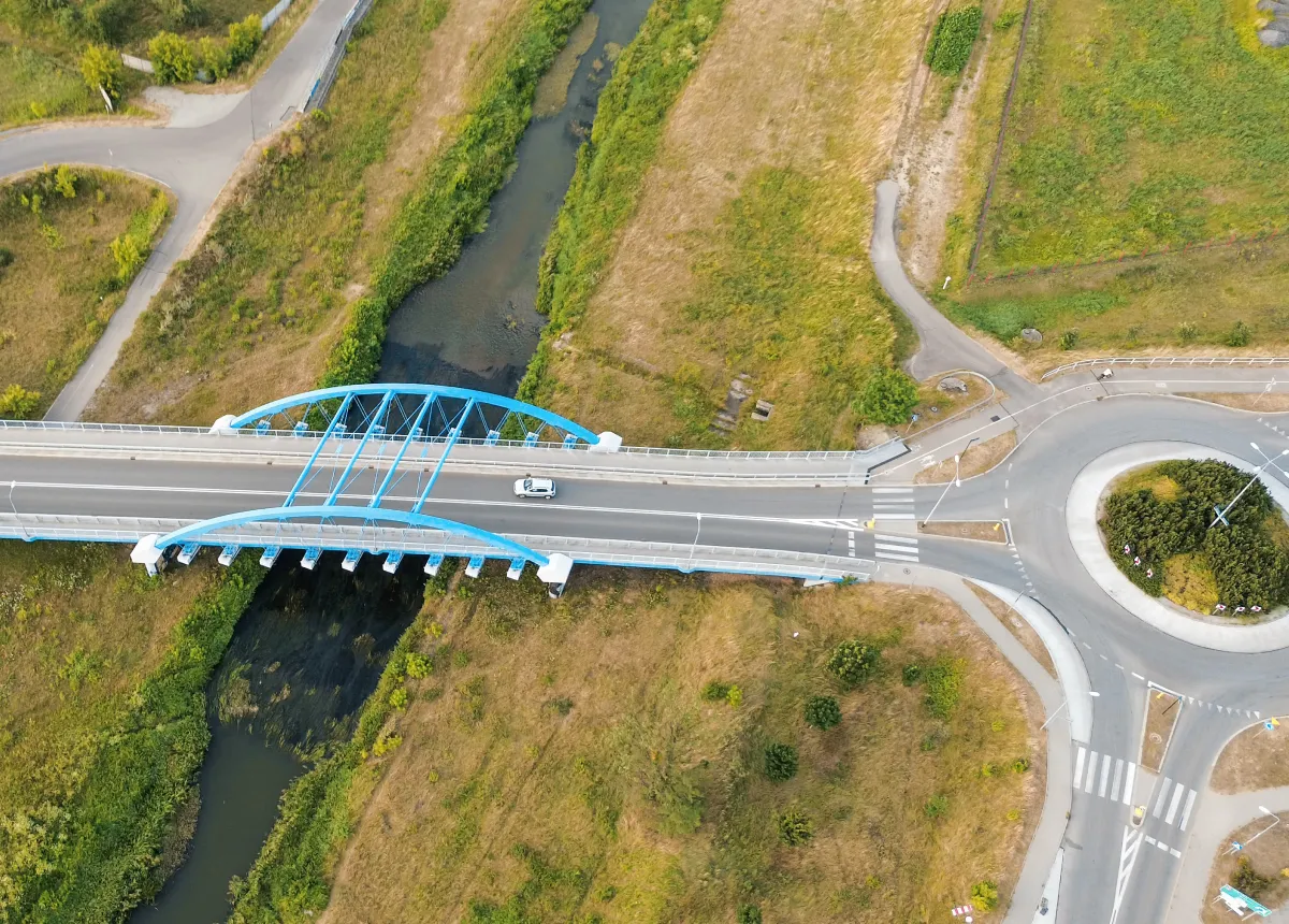 青いアーチ橋と川と交差点の俯瞰図