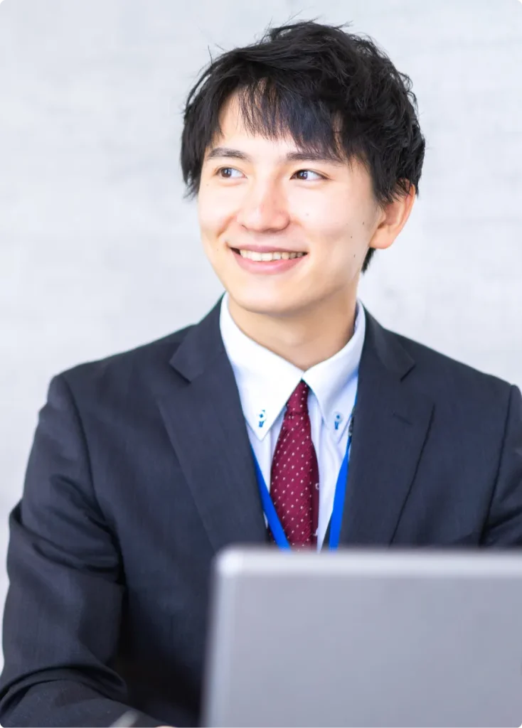 スーツ姿で笑顔を見せる男性のポートレート