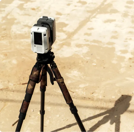 砂地に立つ三脚に取り付けられたカメラ機材