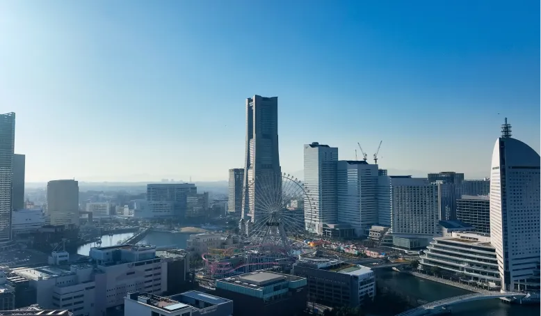 青空の下に高層ビルが立ち並ぶ都市の風景